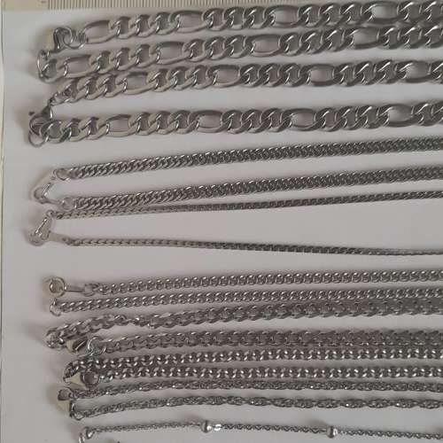 一手十條不鏽鋼頸鏈共售五百元。no.5.4.25