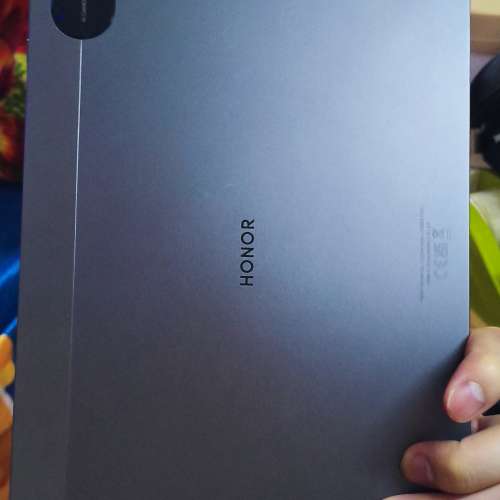 放二部手機和一平板。手快有手慢無