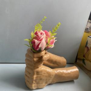 自家創作：設計，手造陶瓷花樽（花是作裝飾圖片）