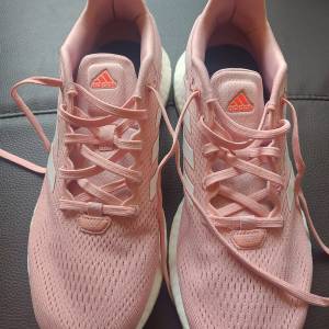 adidas 運動鞋