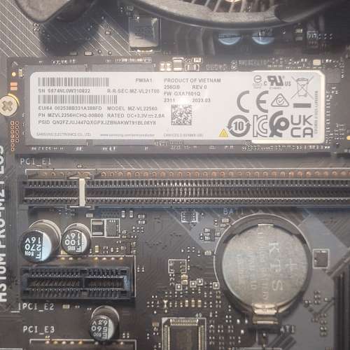 文書電腦 :i3-8300 / 16GB / 256GB SSD / 側透ATX 機箱