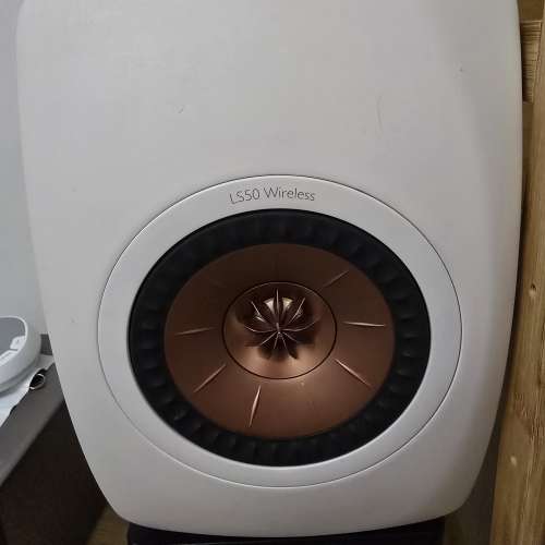 Kef ls50 wireless 1代 外表少花 送非原廠stand一對 左邊喇叭俾呀仔督導凹咗一點