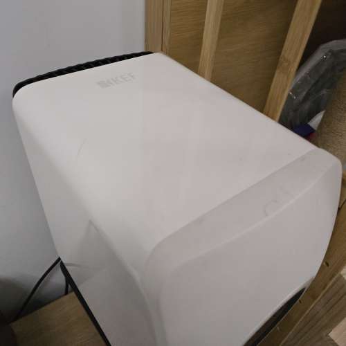 Kef ls50 wireless 1代 外表少花 送非原廠stand一對 左邊喇叭俾呀仔督導凹咗一點