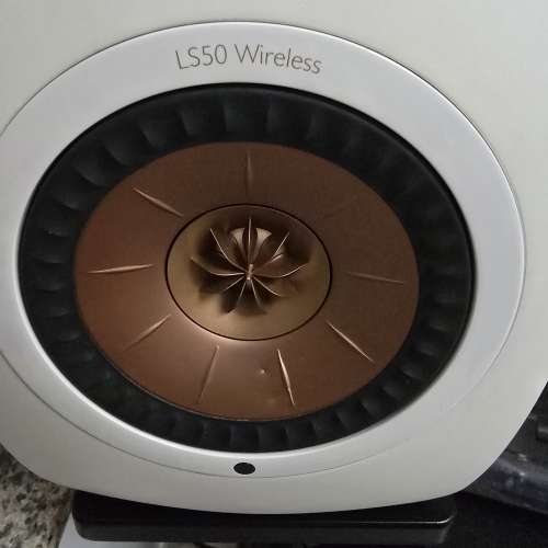 Kef ls50 wireless 1代 外表少花 送非原廠stand一對 左邊喇叭俾呀仔督導凹咗一點