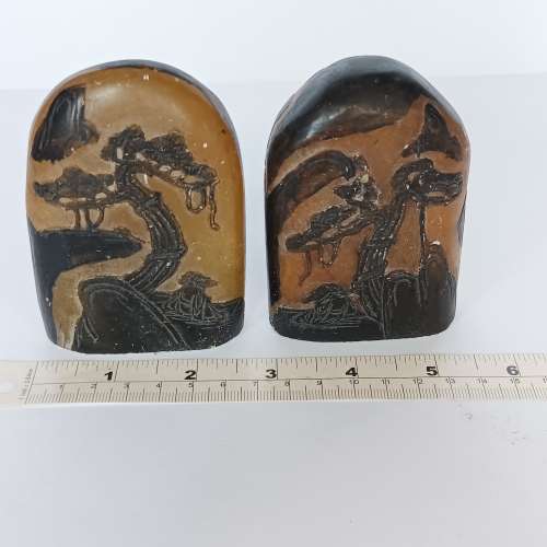 清理古舊 存貨，一手兩個雕刻風景畫 天然石，约3.5x3x1寸，重约360／380 克，可作...