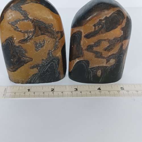 清理古舊 存貨，一手兩個雕刻風景畫 天然石，约3.5x3x1寸，重约360／380 克，可作...