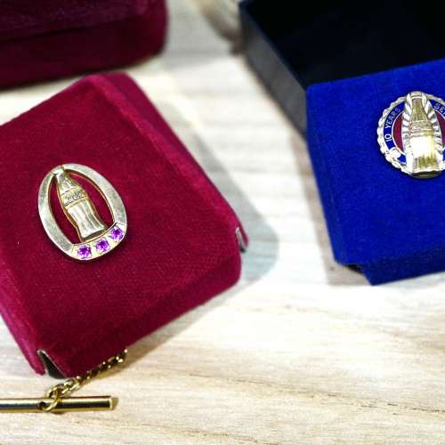 罕有收藏品~可口可樂真金紀念章