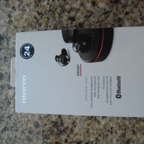 出售: Onkyo True Wireless headphones with microphone and charging cases W800BT