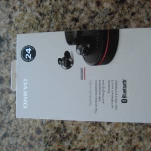出售: Onkyo True Wireless headphones with microphone and charging cases W800BT