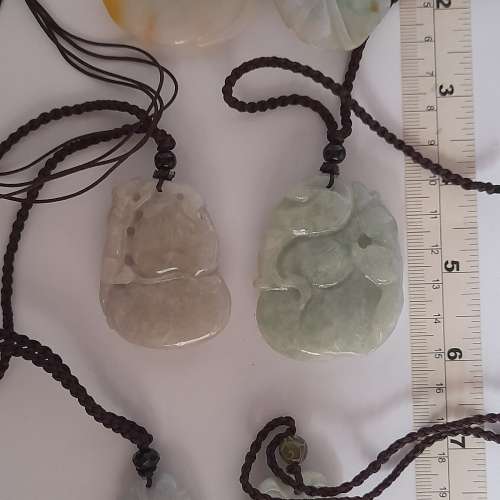 翡翠A玉雙面雕刻福果蝠鼠吊咀2至2.5吋連繩頸鏈，每款138元，兩款八折,全部6款清貨...