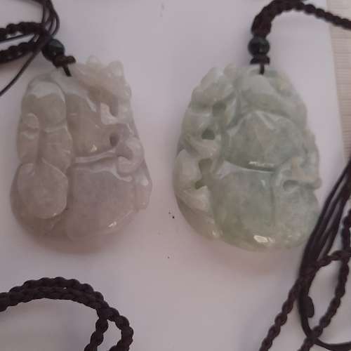 翡翠A玉雙面雕刻福果蝠鼠吊咀2至2.5吋連繩頸鏈，每款138元，兩款八折,全部6款清貨...