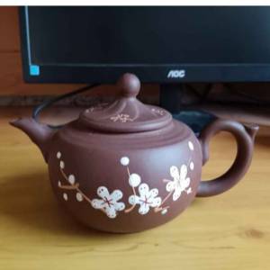 梅花紋花好月圓字加彩紫砂茶壺 （周德芳款）