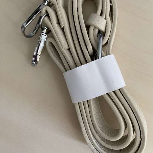 新品 ： 仿皮質感 女手袋，6”*3”*2.5” 奶油白色，有內袋，有拉鍊，可折除肩帶