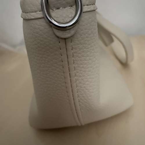 新品 ： 仿皮質感 女手袋，6”*3”*2.5” 奶油白色，有內袋，有拉鍊，可折除肩帶