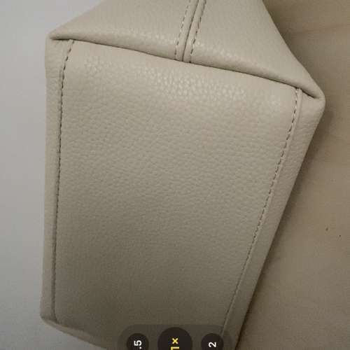 新品 ： 仿皮質感 女手袋，6”*3”*2.5” 奶油白色，有內袋，有拉鍊，可折除肩帶