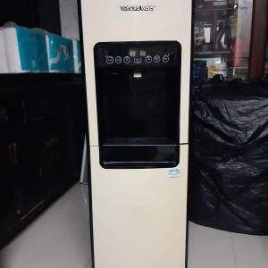 Watsons 屈臣氏上流式水機