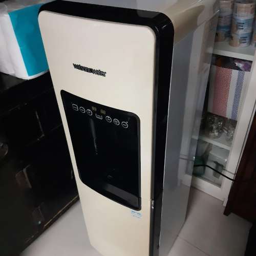 Watsons 屈臣氏上流式水機