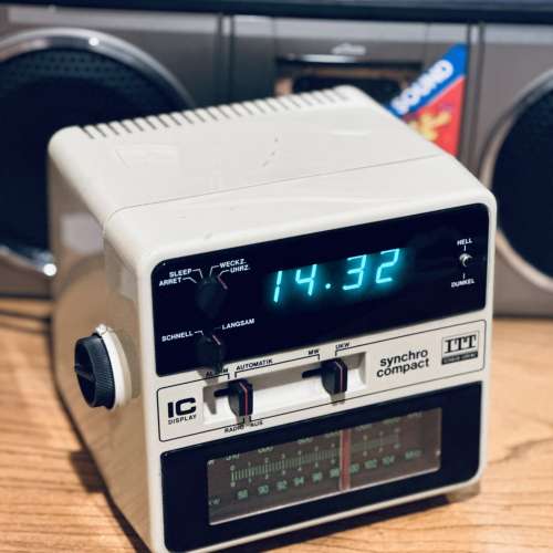 出售日本SCHAUB-LORENZ收音機電子鐘一個，外形經典，100%正常，收音機有燈，電子鐘...