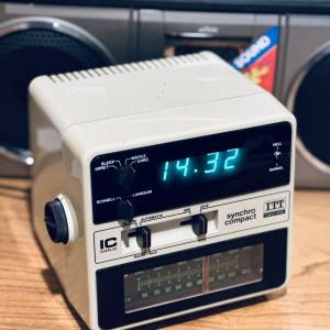 出售日本SCHAUB-LORENZ收音機電子鐘一個，外形經典，100%正常，收音機有燈，電子鐘...