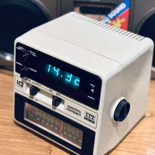 出售日本SCHAUB-LORENZ收音機電子鐘一個，外形經典，100%正常，收音機有燈，電子鐘...