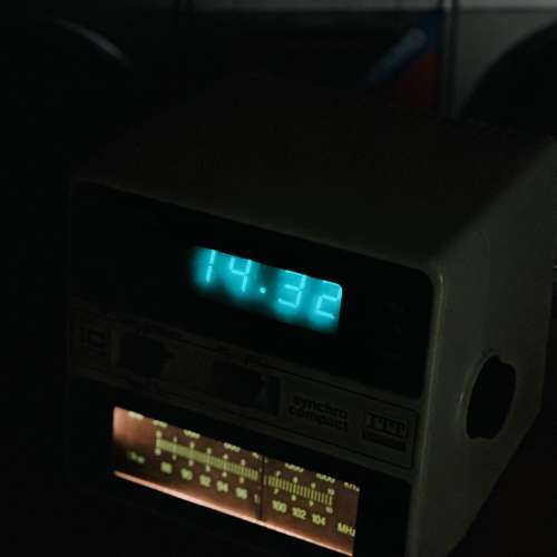 出售日本SCHAUB-LORENZ收音機電子鐘一個，外形經典，100%正常，收音機有燈，電子鐘...