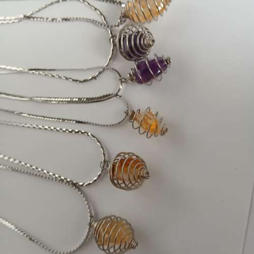 天然黃晶/紫晶粒，  收藏於金屬线圈內吊咀，連16寸銅鏈，六套共售120元。no.D13.5.25