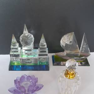 一手四件水晶擺件,古堡,一帆風順,蓮花座，香水瓶。清理存貨共售五百元。另再加送一...