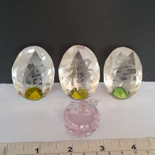 一手四件水晶擺件,古堡,一帆風順,蓮花座，香水瓶。清理存貨共售五百元。另再加送一...