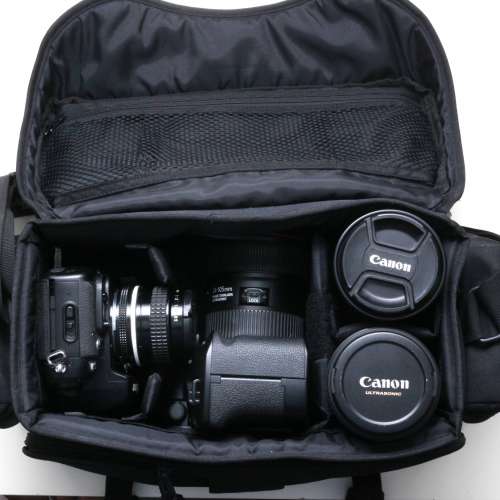 多年前購自外國，Shooting Camera Bag尼龍斜揹，手工精細，保護力强，外型細但容量...