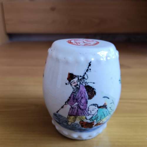 粉彩渔夫嬰戲金錢紋- 小鼓墩