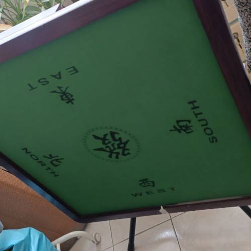 一塊摺合式和一張麻雀抬連144隻麻雀，新正企理，清位價$500(東九龍一帶可以送貨）...