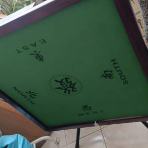 一塊摺合式和一張麻雀抬連144隻麻雀，新正企理，清位價$500(東九龍一帶可以送貨）...