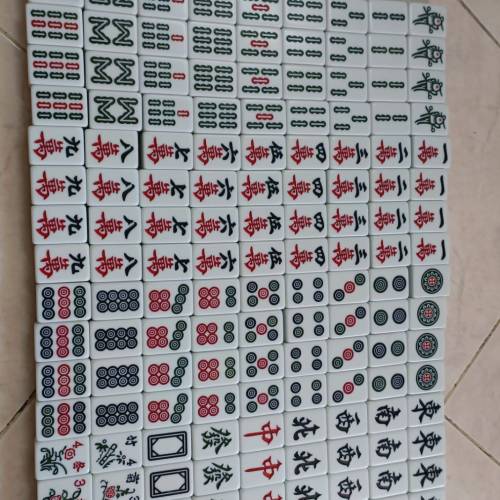 一塊摺合式和一張麻雀抬連144隻麻雀，新正企理，清位價$500(東九龍一帶可以送貨）...