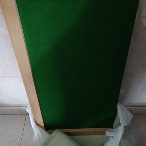 一塊摺合式和一張麻雀抬連144隻麻雀，新正企理，清位價$500(東九龍一帶可以送貨）...