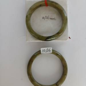 古舊存貨，翡翠A玉油青手鈪， 内徑56mm, 圓滑好水頭, 單隻380元，兩隻500元。no.D1...