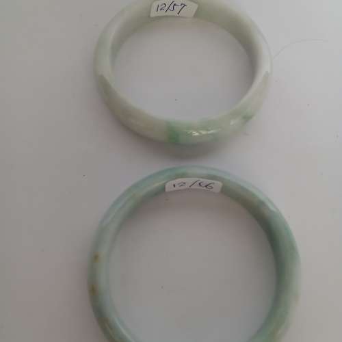 古舊存貨，翡翠A玉白底青手鈪， 内徑56/57mm, 圓滑好水頭, 單隻800元，兩隻1000元...