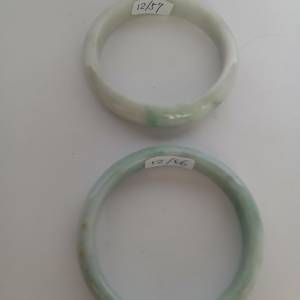古舊存貨，翡翠A玉白底青手鈪， 内徑56/57mm, 圓滑好水頭, 單隻800元，兩隻1000元...