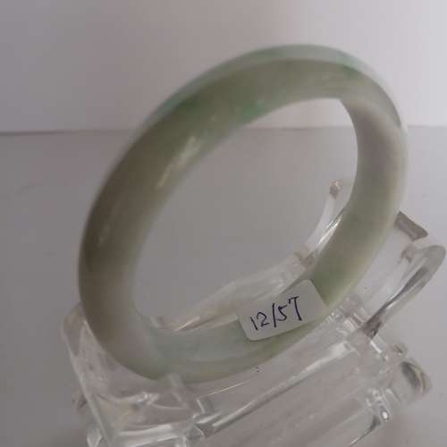 古舊存貨，翡翠A玉白底青手鈪， 内徑56/57mm, 圓滑好水頭, 單隻800元，兩隻1000元...