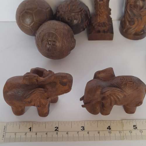 一手八件沉香木雕刻小擺件如照片顯示,清理存貨共售三百五拾元。no.W16.5.25