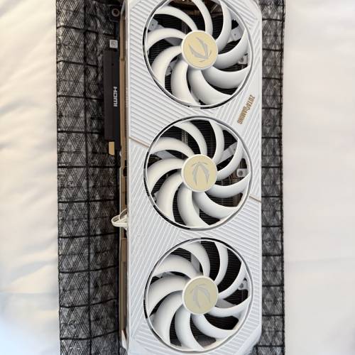 ZOTAC RTX 5090 SOLID OC White Edition 白色卡特別版