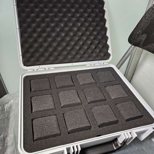 全新未用灰色防水防撞12格錶盒