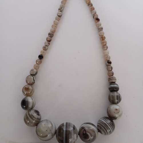 一手三條瑪瑙頸鍊，長约16寸，共售300元，單一條138元。清貨歡迎出價。no.17.5.25