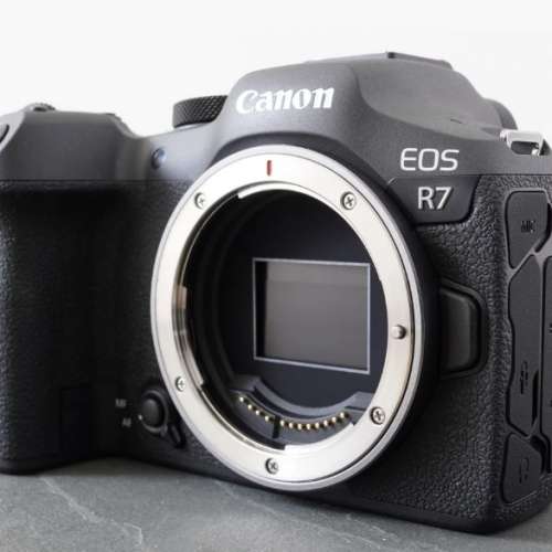 Canon R7