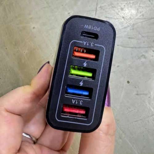 全新 英規三腳手機火牛 48W 四個USB/一個Type-C插 口（不帶充電線 CE認證 絕對安全)