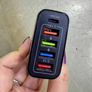 全新 英規三腳手機火牛 48W 四個USB/一個Type-C插 口（不帶充電線 CE認證 絕對安全)