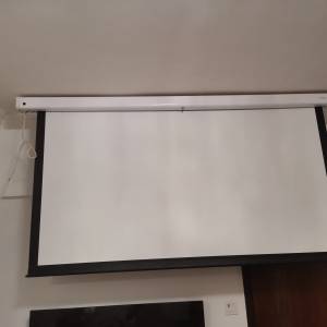 自動投影 projector screen