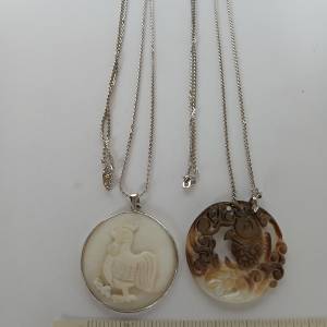貝殼吊咀40mm,刻有雞/鱼，配上24寸銅頸鏈，共售200元，單一套150元。no.D18.5.25