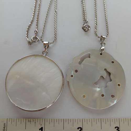 貝殼吊咀40mm,刻有雞/鱼，配上24寸銅頸鏈，共售200元，單一套150元。no.D18.5.25