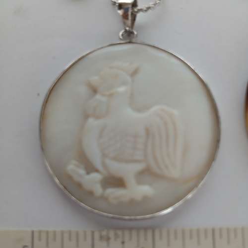 貝殼吊咀40mm,刻有雞/鱼，配上24寸銅頸鏈，共售200元，單一套150元。no.D18.5.25