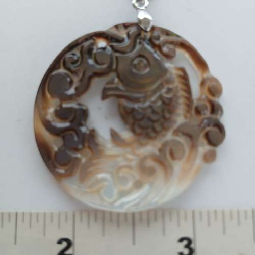 貝殼吊咀40mm,刻有雞/鱼，配上24寸銅頸鏈，共售200元，單一套150元。no.D18.5.25